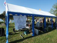 Velký stan tentokrát nechránil před deštěm.