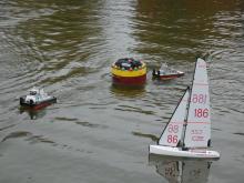 Tug Towing a plachetnice