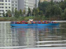 Kontejnerová loď v dáli