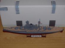 Před přepravní bednou