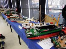 Lodní modely na stole