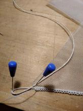 Příprava na sešítí horní a spodní strany sítě na levé straně