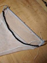 Síť je sešita, uchycena k ráhnu, k obručím a rolně