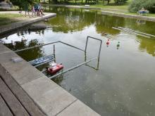 Abychom nejezdili jen tak, postavíme nějaké překážky.