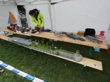 Vojta Kuchta chystá model.