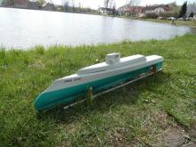 James Bond čeká na břehu.