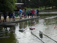 Na vodě bylo pořád živo.