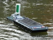 Vojta tlačí Dejvovo vanu.