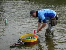 Dejv uklízí bójky po zdárné akci.