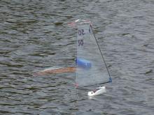 Díky průhledné plachtě je dobře vidět, jak moje plachetnice plachty nemá.