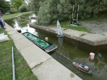 Soulodí Tug Towing proplová kanálem ve chvíli, kdy v něm křižuje plachetnice Footy.