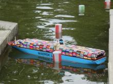 Kontejnerová loď nakrátko zablokovala kanál.