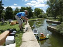Dejv napjatě čeká, až s Bohoušem uvolníme místo ve vodě.