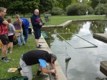 Dejv chystá ponorku, Vladimír Synek vplouvá do kanálu.