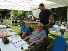 Sedící rozhodčí Peter Podhorný a Peter Mikulka, stojící Miloslav Vaváček