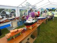 Před případnou nepřízní počasí chrání modely stan.