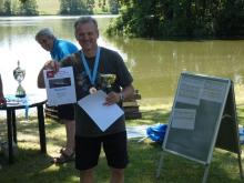 Václav Šebek s cenou pro Jabuba Jaroše, nejlepšího juniora