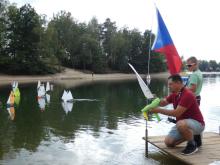 Roh mola s vlajkou sloužil jako startovní čára.