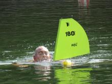 Svážecí člun kotvil o 150 metrů vedle, a tak bylo lepší pro model doplavat.