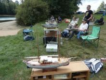 Startoviště lodních maket provází čekání na jízdu.