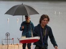 Na správné dokování dohlížel Jiří Krupička. Pilota 24 odnáší Marek Lukášek.