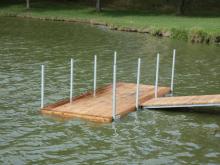Nové molo se po podzimních deštích, kdy se rybník vrátil na svou stálou hladinu, trochu topilo.