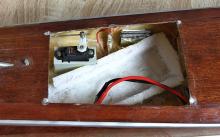 Servo kormidla a držák akumulátoru