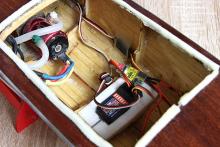 Podpalubí s elektronikou - pohled od přídě