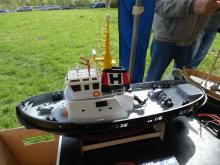 S hasičskou lodí dorazil milevský letecký modelář Jaromír Pipek...