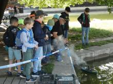 Parníkář Miroslav Beneš s frontou dětí