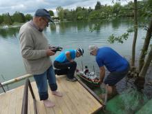 Parník Master vyžaduje cestou na vodu dva muže.