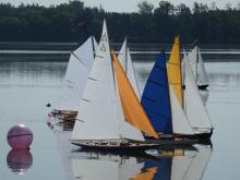 Plachetnice krátce po startu nedělní regaty
