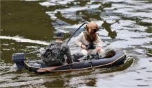 Armádní člun s potápěčem