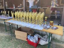 Poháry nachystané jak na poslední soutěž, tak celý ročník mistrovství Maďarska