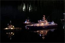 Skupina osvětlených lodí