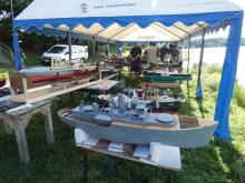 Velký stan naštěstí chránil jen proti slunci.