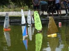 Plachtu z autolékarničky nasadil František Zeithammel.