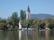 V Barboře se zrcadlí místní kostel.