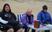 Nedělní ráno bylo chladné, jak dokládá pohled na rozhodčí juniorských jízd.