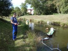 Robert Jurka na břehu a Vojta Kuchta v korytě Rokytky