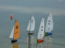 Cílová čára byla mezi molem a nepříliš vzdálenou bójkou.