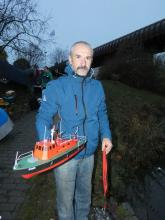 Jak vidíte za Bohoušem se ZARem v ruce, šero vlajku rychle zneviditelnilo.