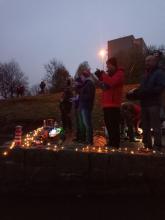 Vlastně dva. A mezi nimi řetěz vánočního osvětlení, abychom nespadli do vody.