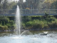 Zatímco na Lužinách vodotrysk zapínají jen v celou, zde jel nepřetžitě.