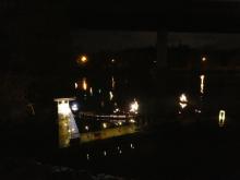 Pokud zrovna neprojíždělo kolem metro, byla u vody dokonalá tma.