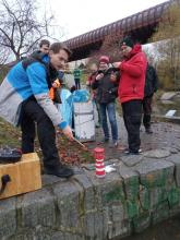 Pohled z vody na břeh před aktem zamykání vody