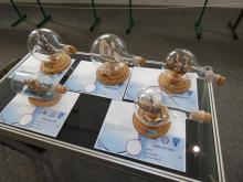 Modely plachetnic ve skleněných baňkách (C5) vystavoval Bohuslav Karban.