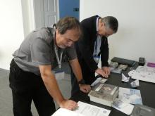 Stanislav Jakeš a Ladislav Hanuška si krátili dlouhou chvíli stavbou papírových parníků.