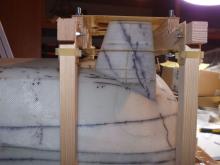 Každá ploutev byla uchycena dvěma šrouby ke kontrukci.