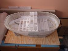 Postupné odstraňování žeber je spojeno se zpevňováním okraje trupu.